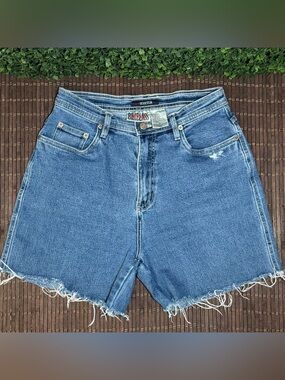 80-90s Vintage Grunge Bill Blass
High-Waisted Distress Denim Mom Shorts